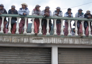 Hombres looking down on the street